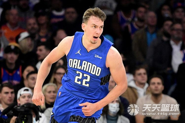 盟赛场上展 盟赛场上展